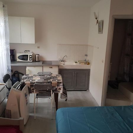 Studio Pour 3 Personnes Au Calme Dans Villa Νίκαια Εξωτερικό φωτογραφία