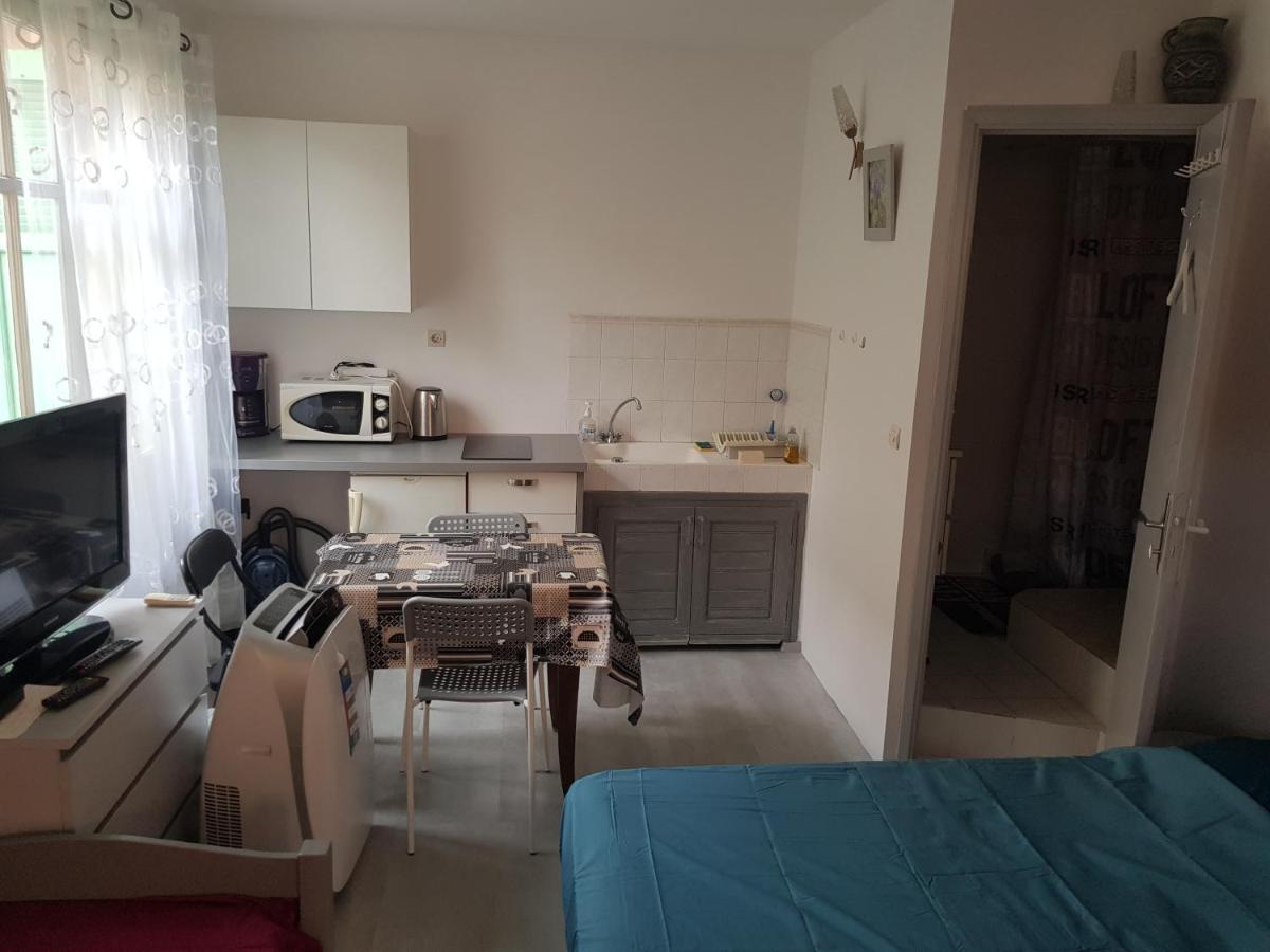 Studio Pour 3 Personnes Au Calme Dans Villa Νίκαια Εξωτερικό φωτογραφία