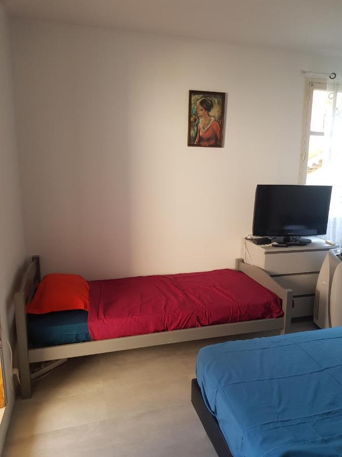 Studio Pour 3 Personnes Au Calme Dans Villa Νίκαια Εξωτερικό φωτογραφία